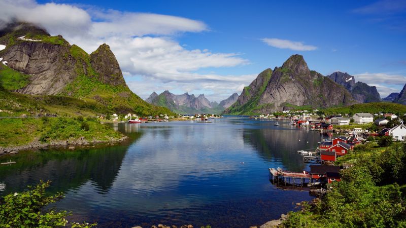 Bussresor Sverige – Lofoten med fjord, röda fiskestugor och höga berg.